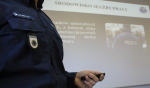 Policjanci podczas zajęć doskonalenia zawodowego radzenia sobie ze stresem.