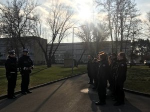 Uczniowie klas mundurowych z Liceum Ogólnokształcącego w Urlach podczas zwiedzania CSP.