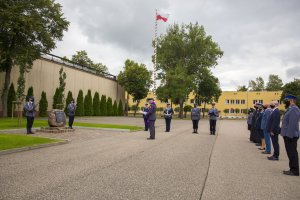 Złożenie wiązanki przez honorowych gości pod obeliskiem