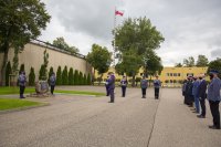 Złożenie wiązanki przez honorowych gości pod obeliskiem