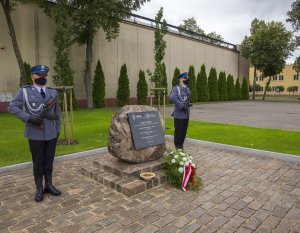 Obelisk z tablicą upamiętniającą zamordowanych funkcjonariuszy