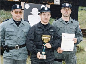 Otwarte zawody strzeleckie zorganizowane z okazji zakończenia sezonu Jesień &#039;97. Na zdjęciu zdobywcy II miejsca w klasyfikacji drużynowej, wykładowcy szkolenia strzeleckiego z Centrum Szkolenia Policji, stoją od lewej: podinsp. Mikołaj Dziadziuluk, podinsp. Zbigniew Grądzki i podinsp. Andrzej Sulich.