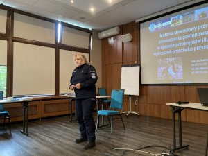 Asp. szt. Kamila Poloczek w trakcie prelekcji