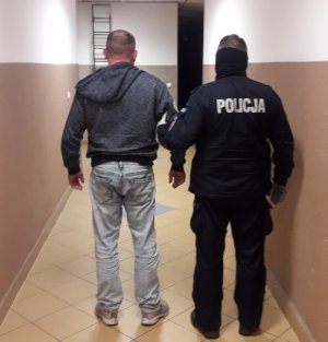 Policjant z zatrzymanym mężczyzną