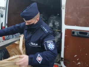 Policjant podczas rozładunku nakrętek