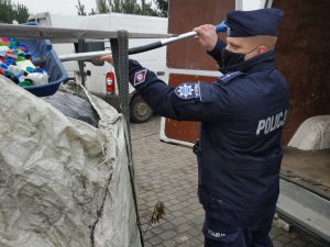 Policjant podczas rozładunku nakrętek