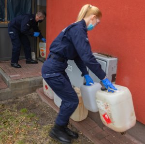 Policjanci podczas zajęć z charakterystyki nielegalnych laboratoriów produkujących narkotyki