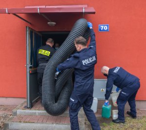 Policjanci podczas Zajęć z charakterystyki nielegalnych laboratoriów produkujących narkotyki