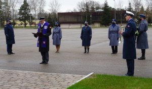 Komendant Centrum Szkolenia Policji w Legionowie insp. Anna Rosół w piątek (16 kwietnia br.) uczciła pamięć ofiar Zbrodni Katyńskiej. Szefowa CSP złożyła kwiaty przy obelisku i „Dębach Pamięci” poświęconych trzem funkcjonariuszom PP, które znajdują się na terenie Centrum. Komendantowi towarzyszyli: ks. mjr Marcin Czeropski - proboszcz parafii pw. św. Józefa Oblubieńca NMP w Legionowie, insp. Anna Gołąbek – Zastępca Komendanta CSP ds. Logistycznych, insp. Marcin Szyndler – Zastępca Komendanta CSP ds. Dydaktycznych.