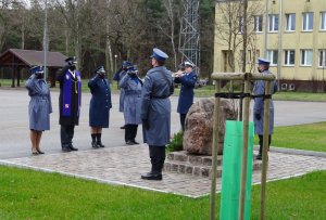 Komendant Centrum Szkolenia Policji w Legionowie insp. Anna Rosół w piątek (16 kwietnia br.) uczciła pamięć ofiar Zbrodni Katyńskiej. Szefowa CSP złożyła kwiaty przy obelisku i „Dębach Pamięci” poświęconych trzem funkcjonariuszom PP, które znajdują się na terenie Centrum. Komendantowi towarzyszyli: ks. mjr Marcin Czeropski - proboszcz parafii pw. św. Józefa Oblubieńca NMP w Legionowie, insp. Anna Gołąbek – Zastępca Komendanta CSP ds. Logistycznych, insp. Marcin Szyndler – Zastępca Komendanta CSP ds. Dydaktycznych.