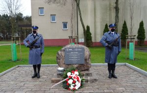 Komendant Centrum Szkolenia Policji w Legionowie insp. Anna Rosół w piątek (16 kwietnia br.) uczciła pamięć ofiar Zbrodni Katyńskiej. Szefowa CSP złożyła kwiaty przy obelisku i „Dębach Pamięci” poświęconych trzem funkcjonariuszom PP, które znajdują się na terenie Centrum. Komendantowi towarzyszyli: ks. mjr Marcin Czeropski - proboszcz parafii pw. św. Józefa Oblubieńca NMP w Legionowie, insp. Anna Gołąbek – Zastępca Komendanta CSP ds. Logistycznych, insp. Marcin Szyndler – Zastępca Komendanta CSP ds. Dydaktycznych.