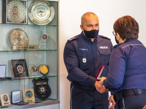 Komendant CSP insp. Anna Rosół uroczyście dziękuje policjantom za udział w międzynarodowym projekcie na rzecz współpracy z policja w Mołdawii.