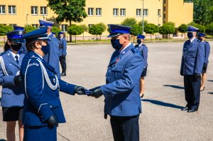 Komendant CSP wręcza odznakę Zasłużony Policjant