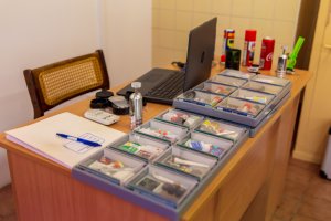 katedra w sali wykładowej: widoczne atrapy środków odurzających; prasy do pyłku kwiatowego; bongo z cybuchem do palenia narkotyków; schowki do ukrycia narkotyków (m.in. opakowania WD40, Coca-cola, Plack); młynek do marihuany oraz waga laboratoryjna.