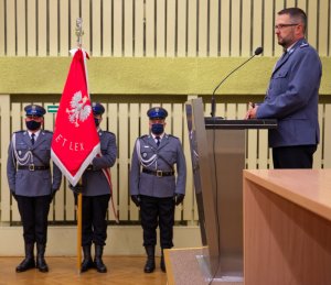 Absolwenci szkolenia zawodowego podstawowego oraz kadra podczas uroczystości zakończenia szkolenia