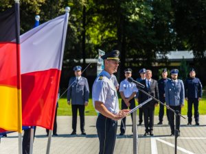 Przemówienie Dirka Lichtenbergera Prezydenta Oddziałów Prewencji Policji w Saksonii, po prawej stronie w tle zaproszeni goście.