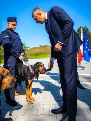 Nadinsp. w stanie spoczynku Andrzej Szymczyk z przewodnikiem i Psem Służbowym