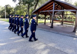 Policjanci CSP podczas ćwiczeń z musztry