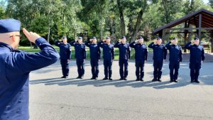 Policjanci CSP podczas ćwiczeń z musztry