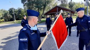 Policjanci CSP podczas ćwiczeń z musztry