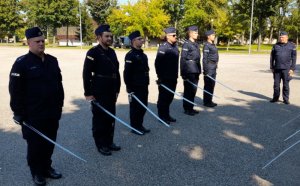 Policjanci CSP podczas ćwiczeń z musztry