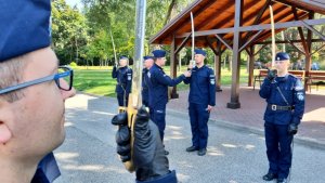 Policjanci CSP podczas ćwiczeń z musztry