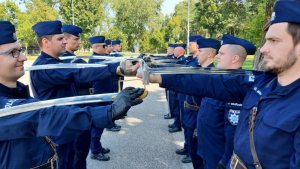 Policjanci CSP podczas ćwiczeń z musztry