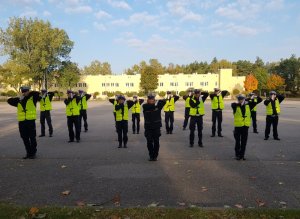 Policjanci podczas ćwiczeń z zakresu ręcznej regulacji ruchu