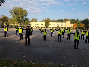 Policjanci podczas ćwiczeń z zakresu ręcznej regulacji ruchu