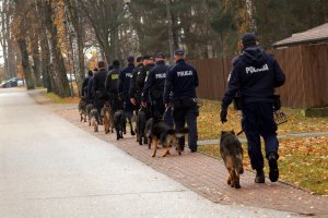Policyjni przewodnicy z psami podczas szkolenia w Zakładzie Kynologii Policyjnej CSP w Sułkowicach