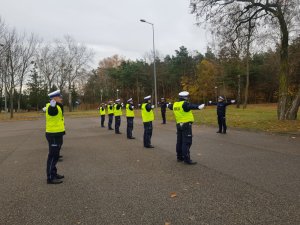 Policjanci podczas ćwiczeń z zakresu ręcznej regulacji ruchu