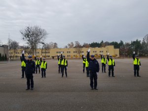 Policjanci podczas ćwiczeń z zakresu ręcznej regulacji ruchu