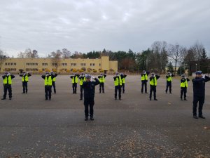 Policjanci podczas ćwiczeń z zakresu ręcznej regulacji ruchu