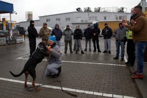 Policjanci podczas zajęć na stażu kandydackim