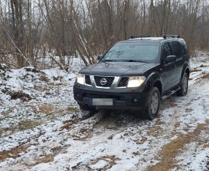 Policjanci podczas zajęć praktyczny z techniki jazdy w trudnych warunkach