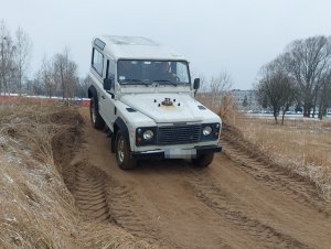 Policjanci podczas zajęć praktyczny z techniki jazdy w trudnych warunkach