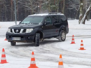 Policjanci podczas zajęć praktyczny z techniki jazdy w trudnych warunkach