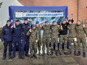 uczestnicy ćwierćmaratonu (policjanci i żołnierze)