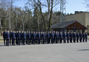 Policjanci podczas zajęć z formowania szyków