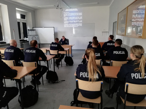 Policjanci podczas spotkania w ramach koła zainteresowań z przepisów ruchu drogowego