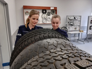 Policjanci podczas spotkania w ramach koła zainteresowań z przepisów ruchu drogowego