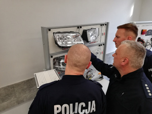 Policjanci podczas spotkania w ramach koła zainteresowań z przepisów ruchu drogowego