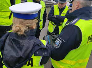 Policjanci podczas szkolenia z ręcznych mierników prędkości