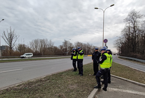 Policjanci podczas szkolenia z ręcznych mierników prędkości