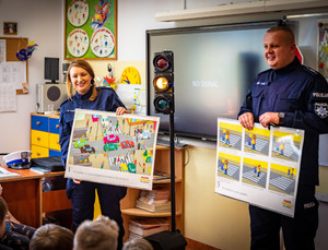 Policjanci podczas zajęć profilaktycznych z dziećmi