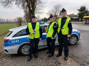 Młodzi policjanci podczas patrolu