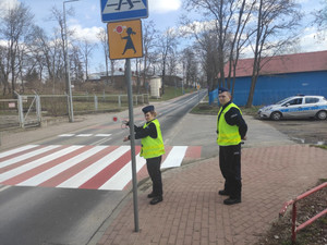 Młodzi policjanci podczas patrolu