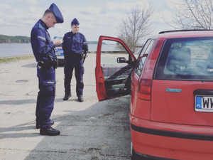 Młodzi policjanci podczas patrolu