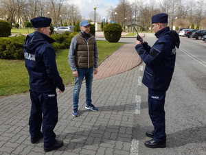 Policjanci podczas zajęć z obsługi środków łączności radiowej