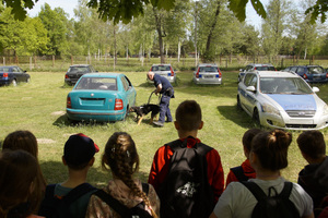 Policjanci podczas spotkania profilaktycznego z uczniami